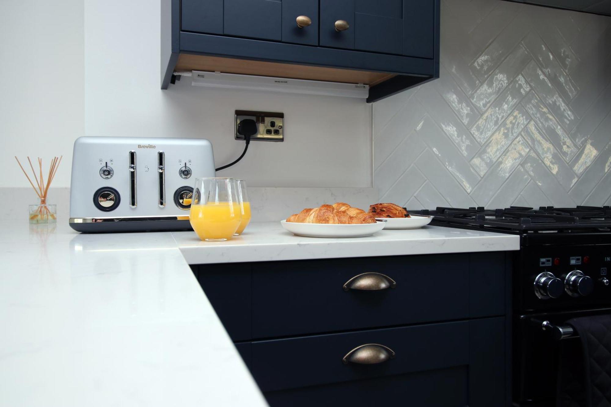 Stylish Home In Bath With Driveway Parking, 10Min From City Exterior photo