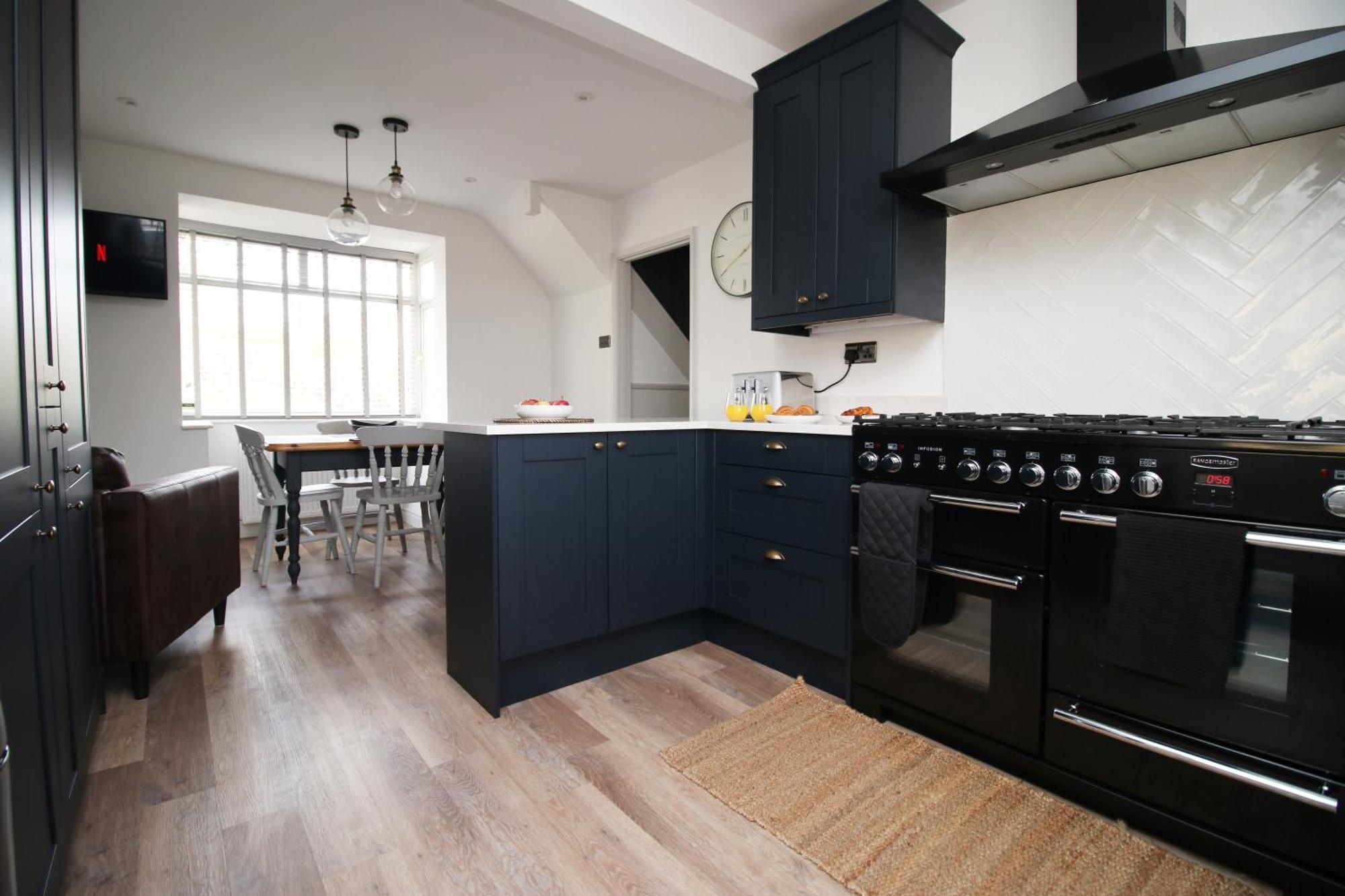 Stylish Home In Bath With Driveway Parking, 10Min From City Exterior photo
