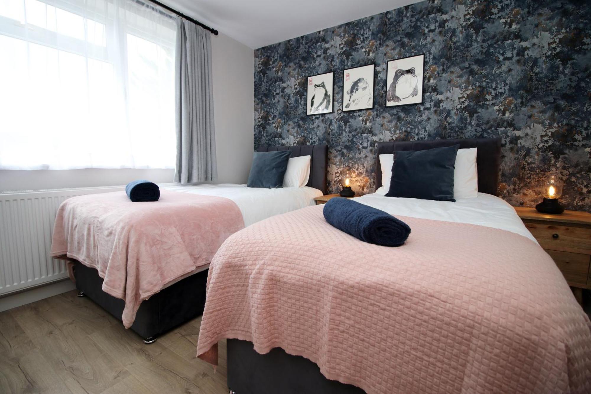 Stylish Home In Bath With Driveway Parking, 10Min From City Exterior photo