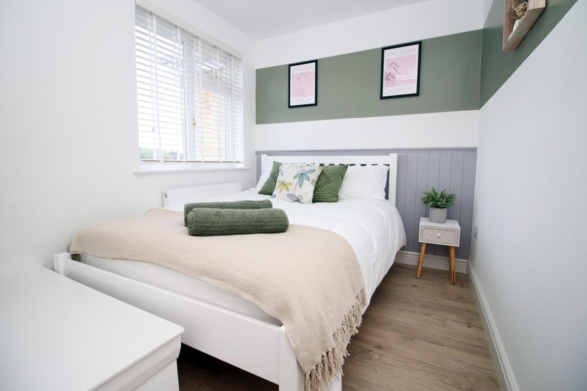 Stylish Home In Bath With Driveway Parking, 10Min From City Exterior photo