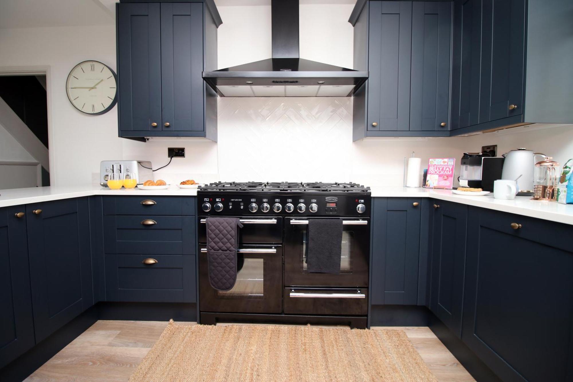 Stylish Home In Bath With Driveway Parking, 10Min From City Exterior photo